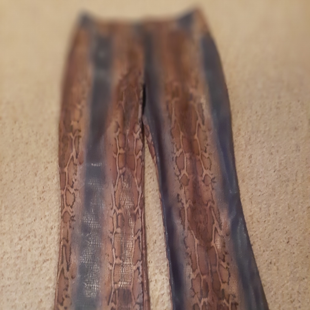 Womans snakeskin print pznts